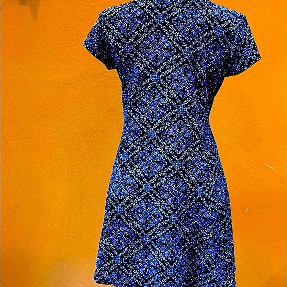 Wilde XL mini dress in white & blue floral design Cap sleeves stretchy fabric ⭐️ - Picture 2 of 5